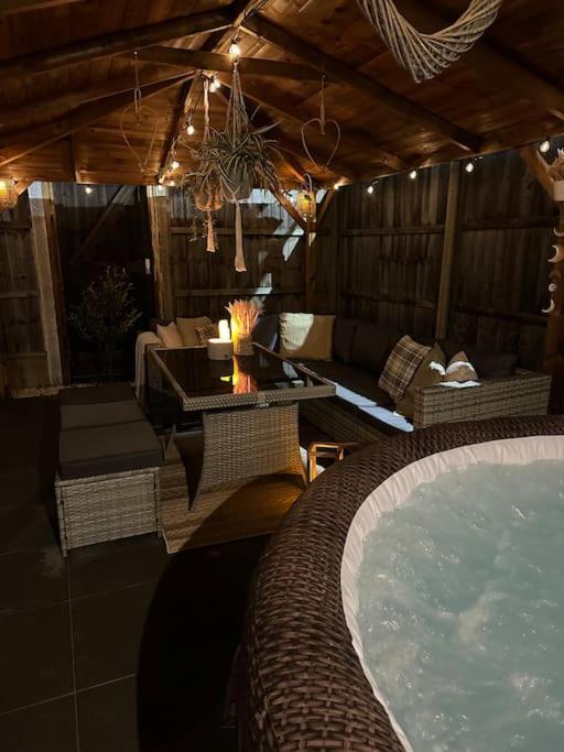 Barn With Hot Tub Villa Goff's Oak Kültér fotó